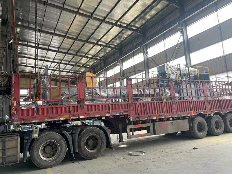 Comrise dubbel Peak Steel Wire Winding Pipe Machine 300-1200mm skickas till Yunnan.